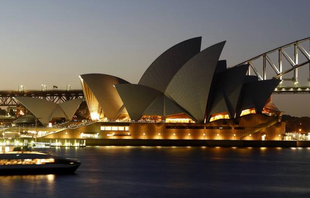 Sídney (Australia). Sigue siendo una de las ciudades más sorprendentes del mundo, con sus playas doradas en el Harbor City, comunidades procedentes de todo el mundo y una gran diversidad artística y gastronómica. ¿Qué y cómo ver Sídney? Tal vez empezando por el Circular Quay para disfrutar de la visión del puerto con el puente como telón de fondo, antes de visitar la Ópera, que reabrió su auditorio este 2022 tras una gran reforma.