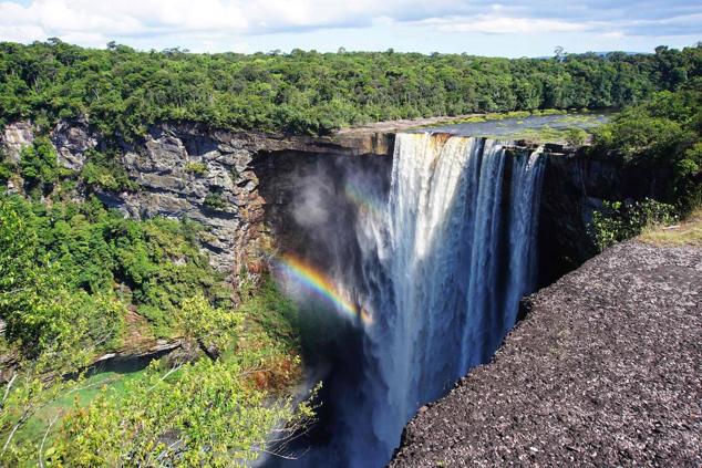 Guyana. Es uno de los países menos conocidos de Sudamérica, conectado con el mundo cultural caribeño y con un 90% de su territorio cubierto por selva tropical. Un lugar que invita a conectar con la naturaleza y con un ritmo de vida diferente. En Guyana quedan todavía osos hormigueros gigantes, amplios bosques tropicales, cascadas increíbles, jaguares esquivos y también muchos 'eco-resorts' que han ido construyendo un modelo turístico diferente.