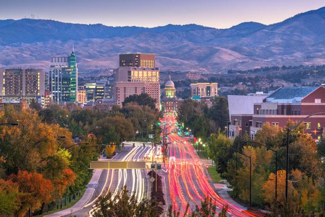 Boise (Idaho, EE UU). A Boise se la conoce como 'la ciudad de los árboles'. En otoño el valle se convierte en un mar de colores rojos y dorados. Una de las grandes curiosidades es que aquí se celebra el Jaialdi, uno de los festivales vascos más grandes del mundo. En Boise viven casi 16.000 descendientes de vascos, una comunidad que mantiene vivas sus raíces a través del Museo y Centro Cultural Vasco y el Basque Market.