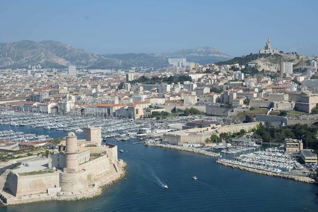 Marsella (Francia). A unos les atrae por la proximidad de las playas de la Costa Azul y a otros por su cercanía a la región de Provenza, pero por sí misma es una ciudad a descubrir, con barrios muy diversos, interesantes circuitos arquitectónicos y de arte urbano, además de un nuevo museo con pinturas rupestres que ha enriquecido su amplia oferta cultural.