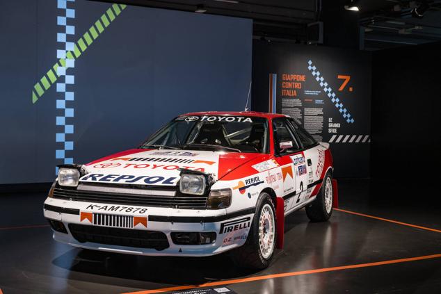 Toyota Celica GT-4. La marca japonesa alcanzó el éxito en 1990 con este vehículo pilotado por la pareja española formada por Carlos Sainz como piloto y Luis Moya como copiloto, que irrumpieron con fuerza en el mundo de los rallies dándole la vuelta a los equilibrios existentes hasta entonces, con dominio de los constructores europeos y de pilotos como el italiano Miki Biasion y el finlandés Juha Kankkunen. Al volante de este mítico Celica, Sainz ganó los rallies de 1.000 Lagos y de Gran Bretaña, hasta entonces dominados siempre por pilotos del norte de Europa. 