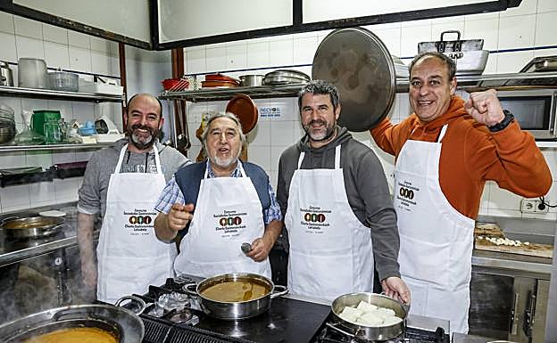 De izquierda a derecha, David López, Pepe Garrote, Denis Basterra y Roberto Santiesteban condimentan el menú de Abedaño con brochetas de cerdo para las alubias y bacalao con verduras y patata.