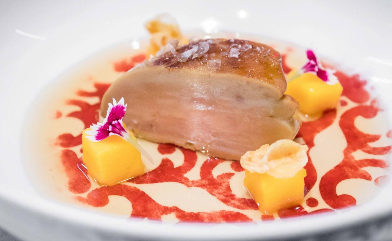 Escabeche de foie al oloroso con mango y piel de picantón de Mario Sandoval (Coque, dos Estrellas Michelín).