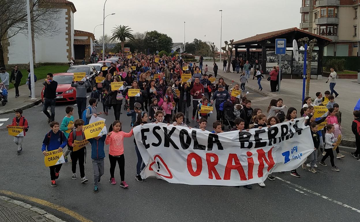 Progenitores, alumnos y profesores en una manifestación pasada por una nueva escuela. 