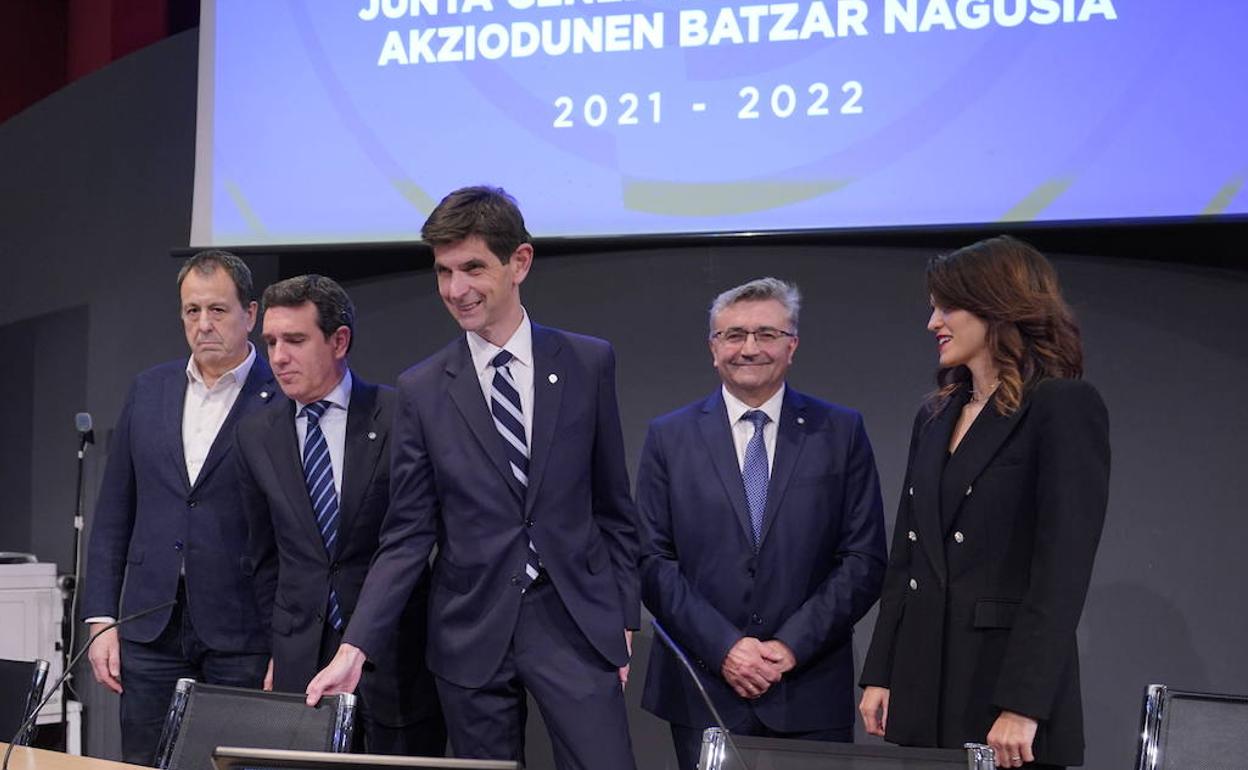 Luis Querejeta (consejero), Guillermo Oraá (director financiero), Alfonso Fernández de Trocóniz (presidente), Jesús Vázquez (director general) y Blanca Palacios (notaria). 