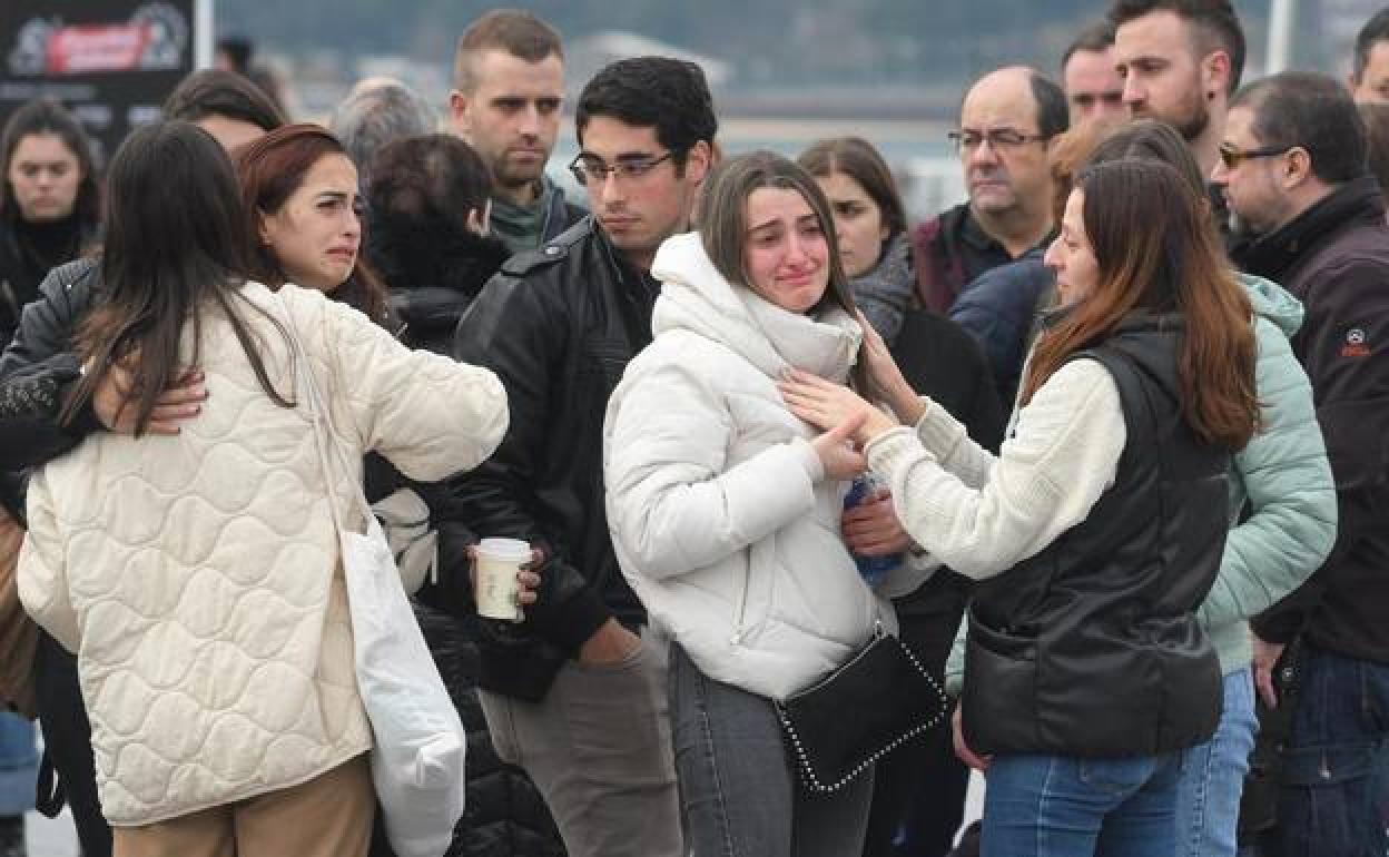 Amigos y familiares de Lukas Agirre, desconsolados durante la concentración de ayer en repulsa por el crimen que acabó con su vida en la mañana del día de Navidad.