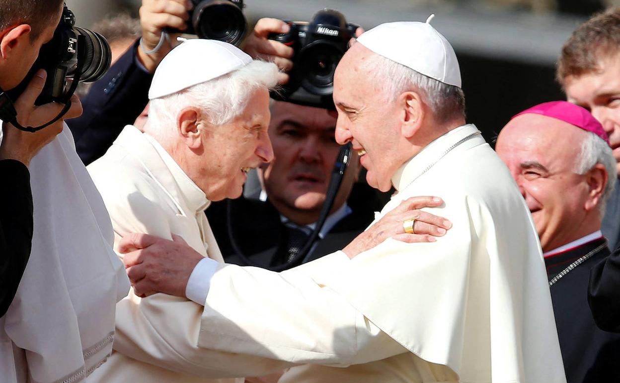 Francisco saluda a Benedicto XVI en 2014, en su tercera aparición pública tras la renuncia.