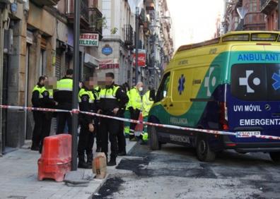Imagen secundaria 1 - La zona, acordonada por varios agentes de Policía