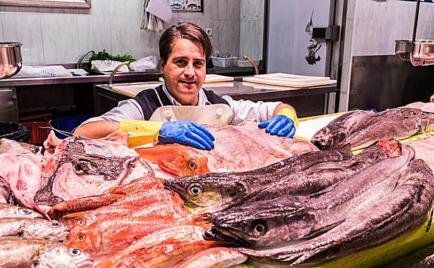 Agustín Herrero exhibe el género en su Pescadería Gracia en el mercado de Algorta.