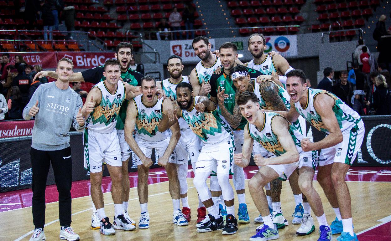 Los hombres de negro celebran su victoria en Zaragoza esta temporada. 