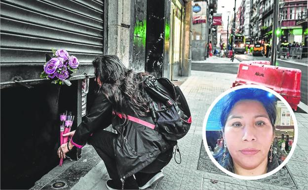 Una joven coloca ayer por la tarde unas flores en la puerta del bar Hilargi. 