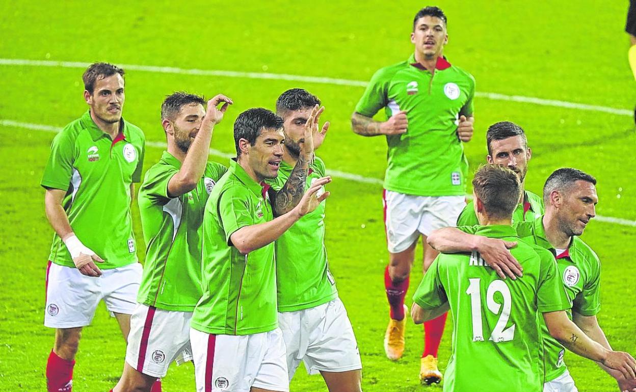 Los jugadores de Euskal Selekzioa celebran un gol en su último partido. 