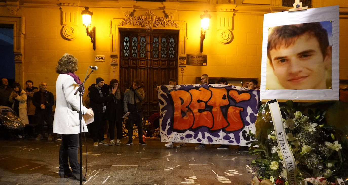 Una gran foto de Lukas, una corona de flores y una pancarta en la que se leía "beti gurekin" (siempre con nosotros) presidieron el acto.