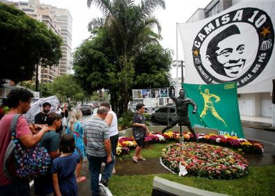 Imagen secundaria 1 - El recuerdo a Pelé estuvo presente en cada rincón de Santos.