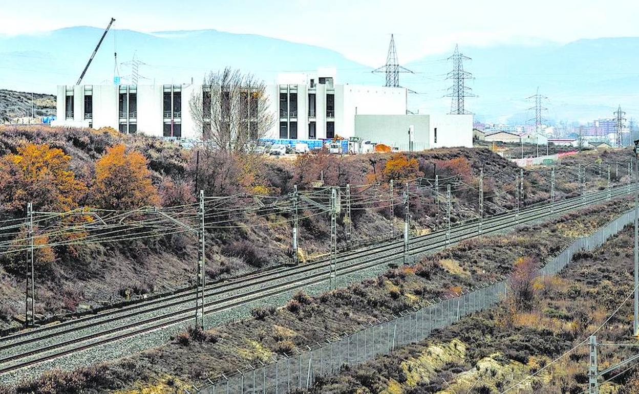 El primer edificio del Centro de Procesamiento de Datos de Arasur (a la izquierda) se ha levantado en apenas cinco meses y estará operativo antes del verano.