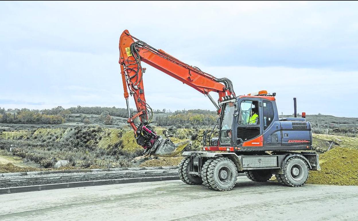 Últimos retoques de urbanización en el entorno de la enorme parcela del parque empresarial.
