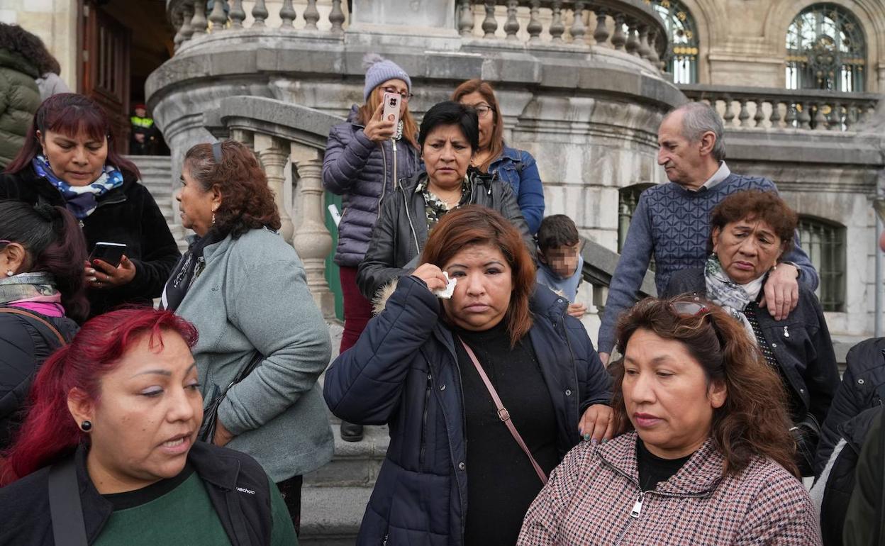 Las amigas de Rebeca, durante la concentración de ayer. 