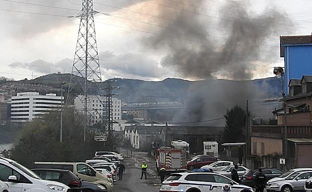 Una mujer atendida por inhalación de humo en un incendio en un pabellón de Burceña