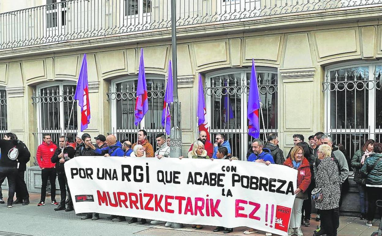 Concentración para reivindicar subidas de la RGI frente al Parlamento vasco el pasado día 22. 