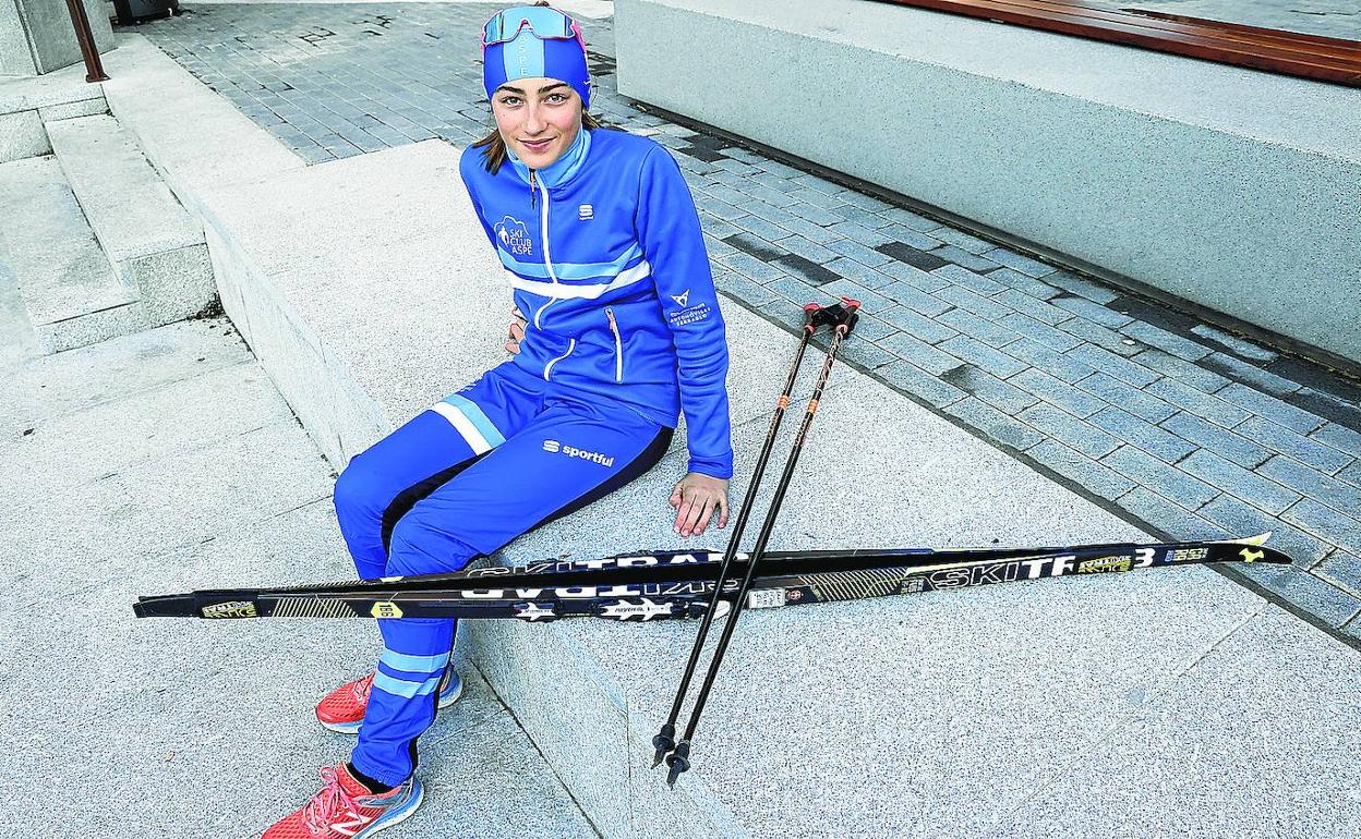 Sacrificio. La joven esquiadora viaja todos los fines de semana de invierno a Jaca para entrenarse. 