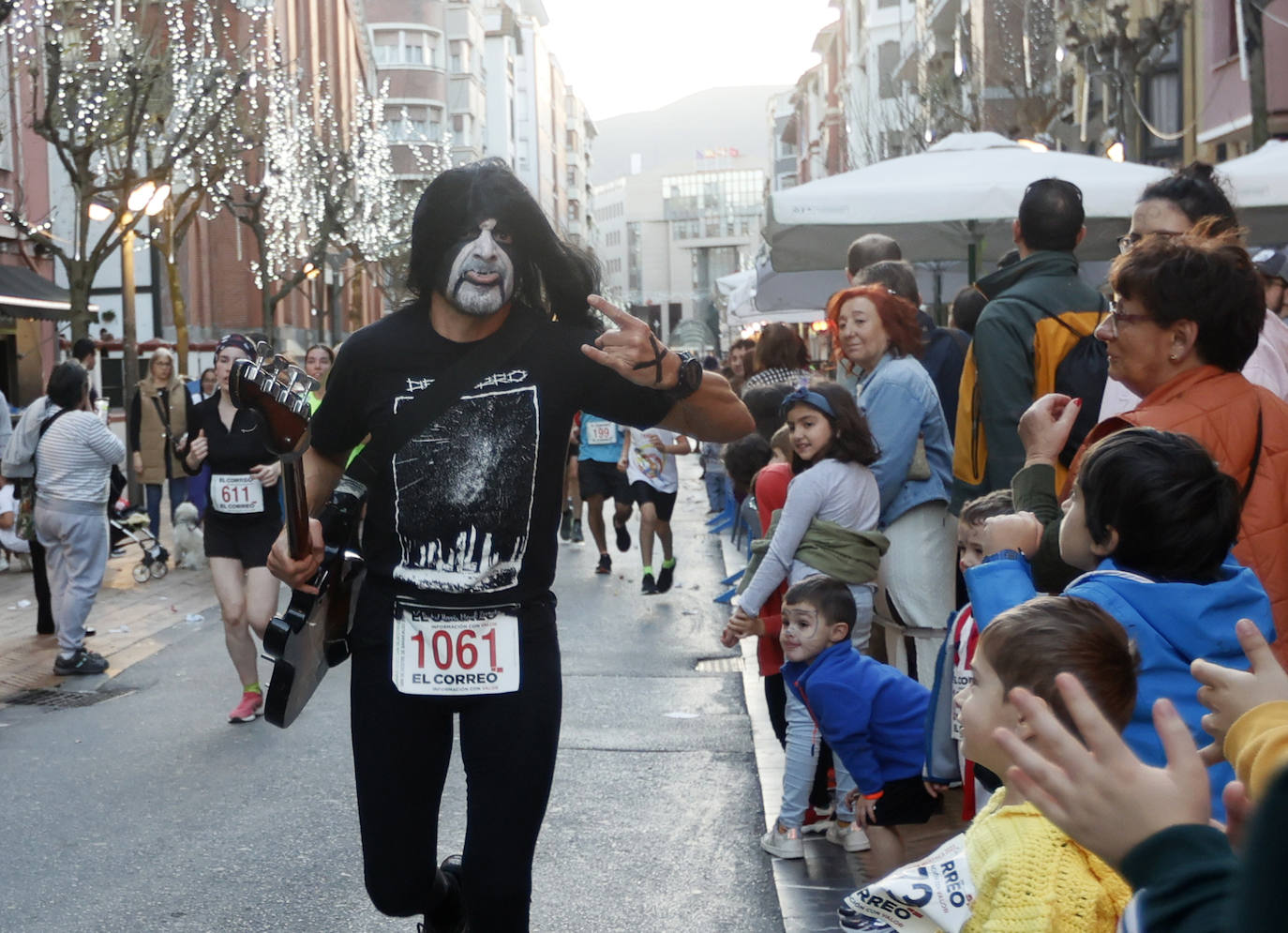 Muchos disfraces en la San Silvestre de Barakaldo.