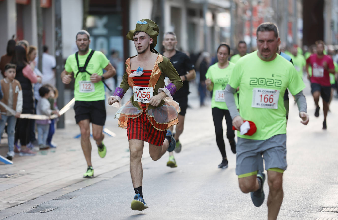 Muchos disfraces en la San Silvestre de Barakaldo.