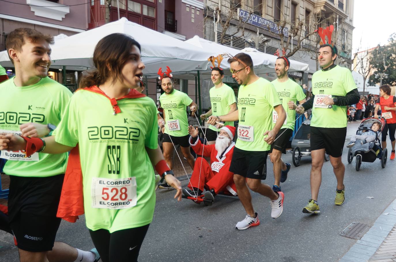 Muchos participantes de la San Silvestre de Barakaldo ha optado por disfrazarse
