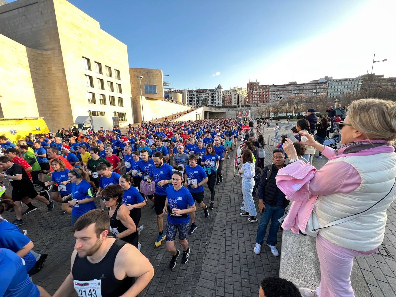 Miles de personas han participado en la San Silvestre de Bilbao.