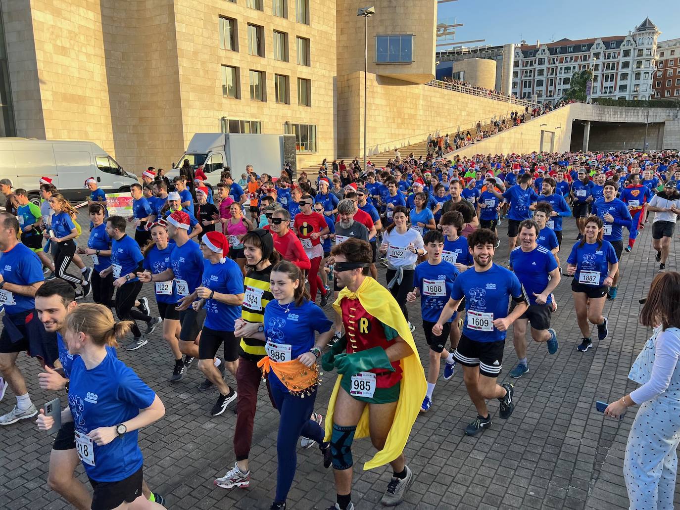 Algunas personas se han disfrazado para la San Silvestre de Bilbao.