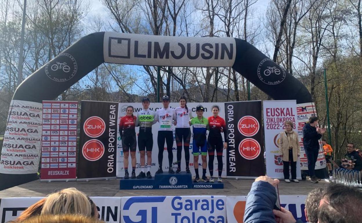 Varios participantes comparten el podio. En el centro, dos corredores alaveses.