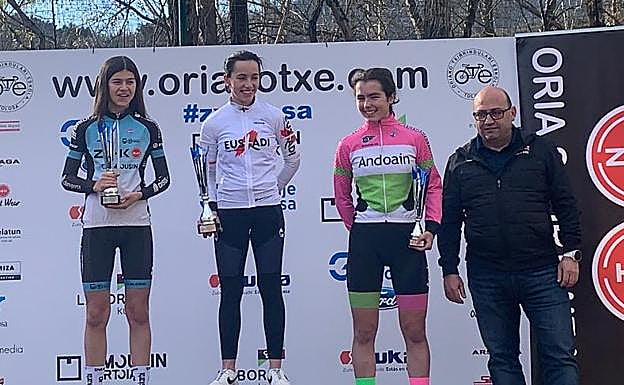 Imagen principal - En la primera imagen, Nahia García. Iker Colmenero, en la segunda fotografía. Y, por último, los tres alaveses que han copado el podio juvenil.