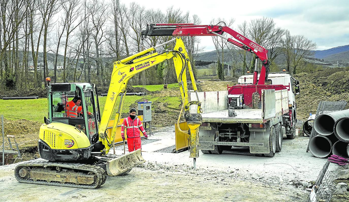 Una excavadora trabaja en la zona de Medizabala