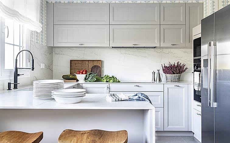 Imagen principal - Entramos en el chalet con piscina de Iratxe Díaz, la reina de la medicina estética en Bizkaia