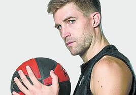 Xabi Rabaseda posa en una sesión fotográfica de presentación de la temporada