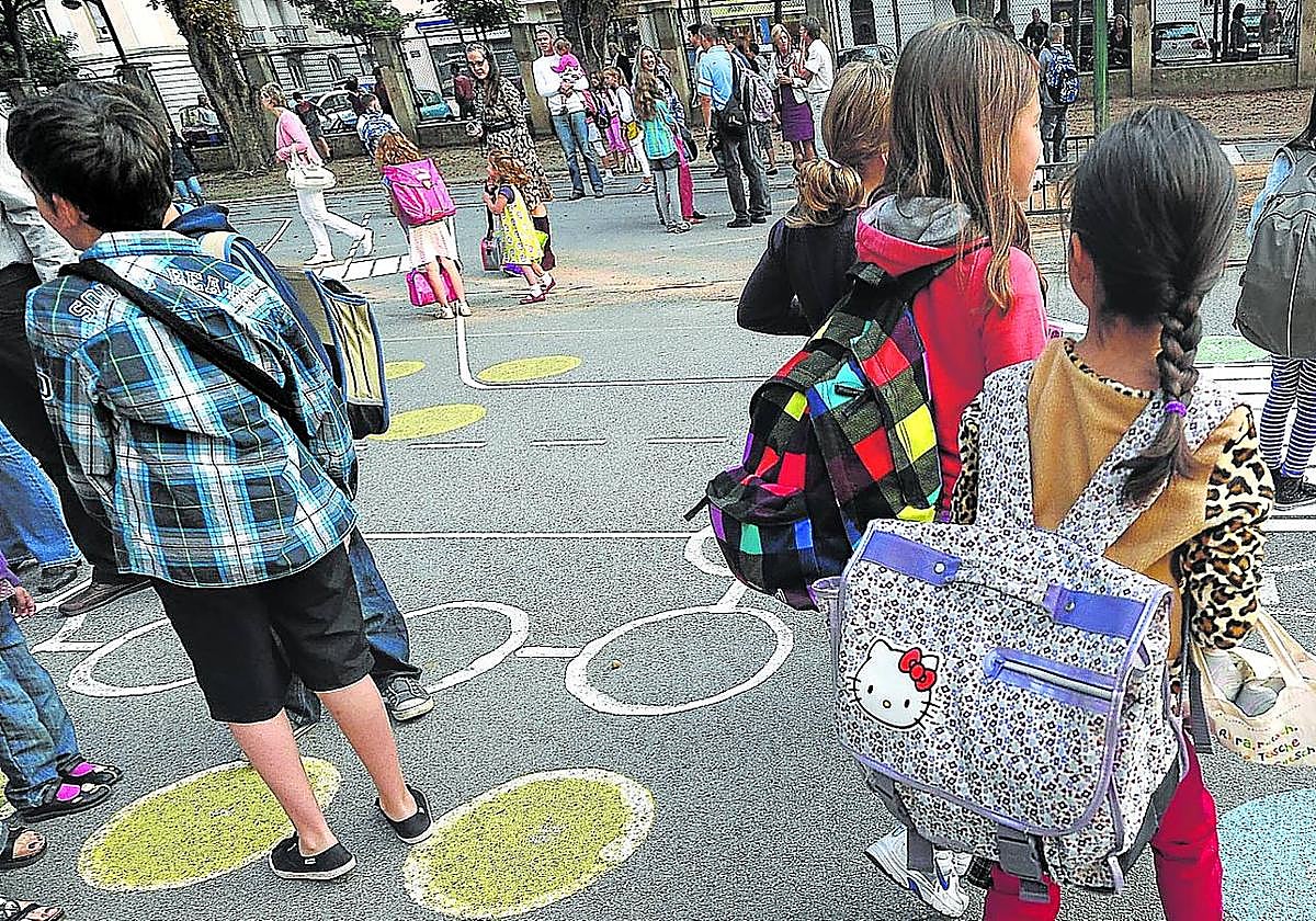 Alumnos esperan en el patio el comienzo de las clases.