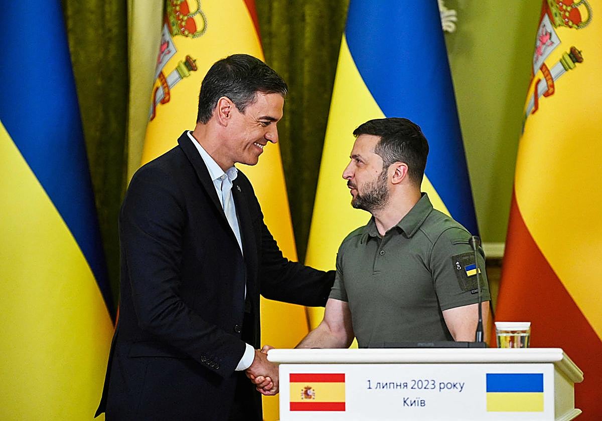 Pedro Sánchez junto a Volodímir Zelenski.