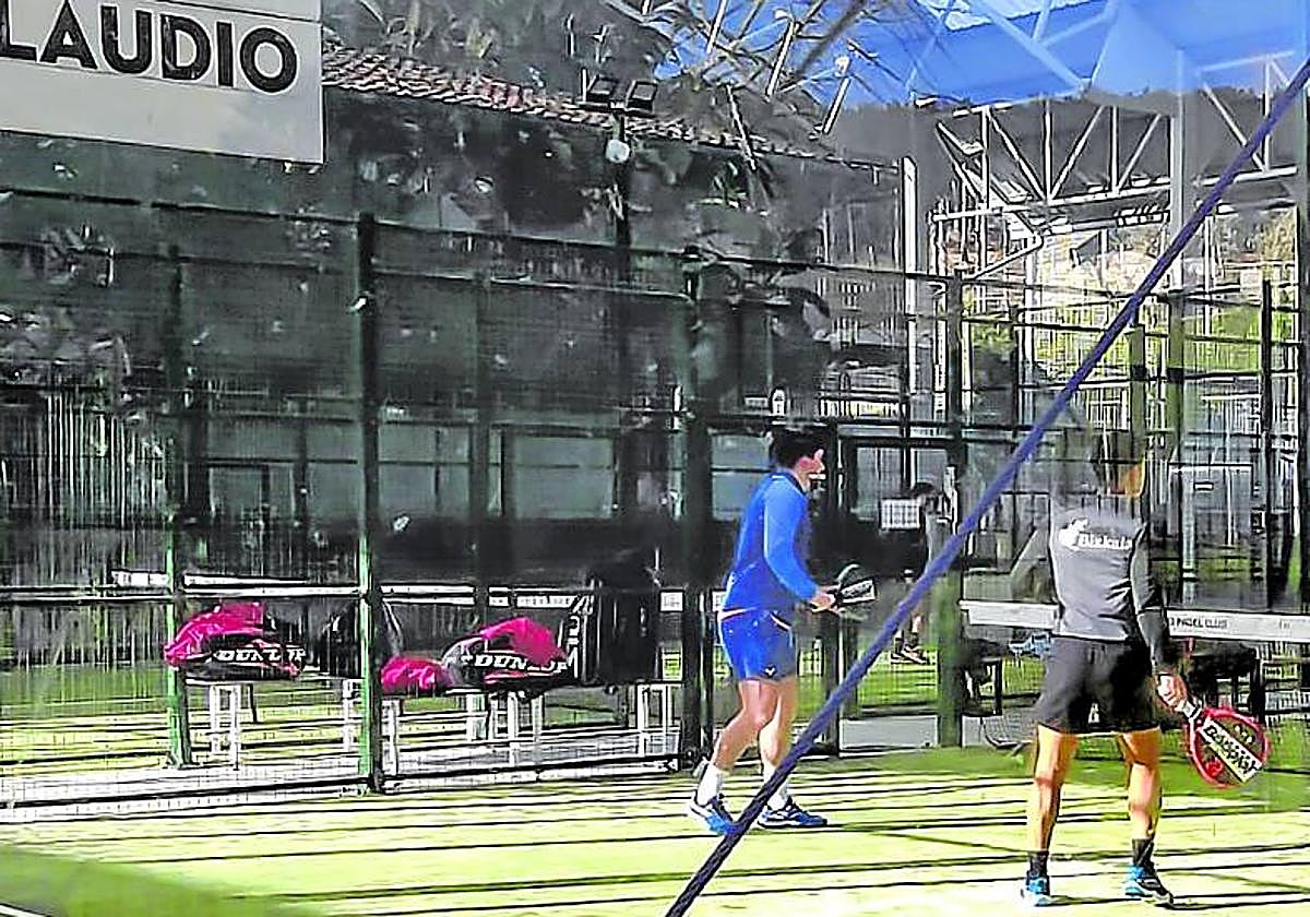 Dos personas juegan al pádel en las pistas de Gardea.