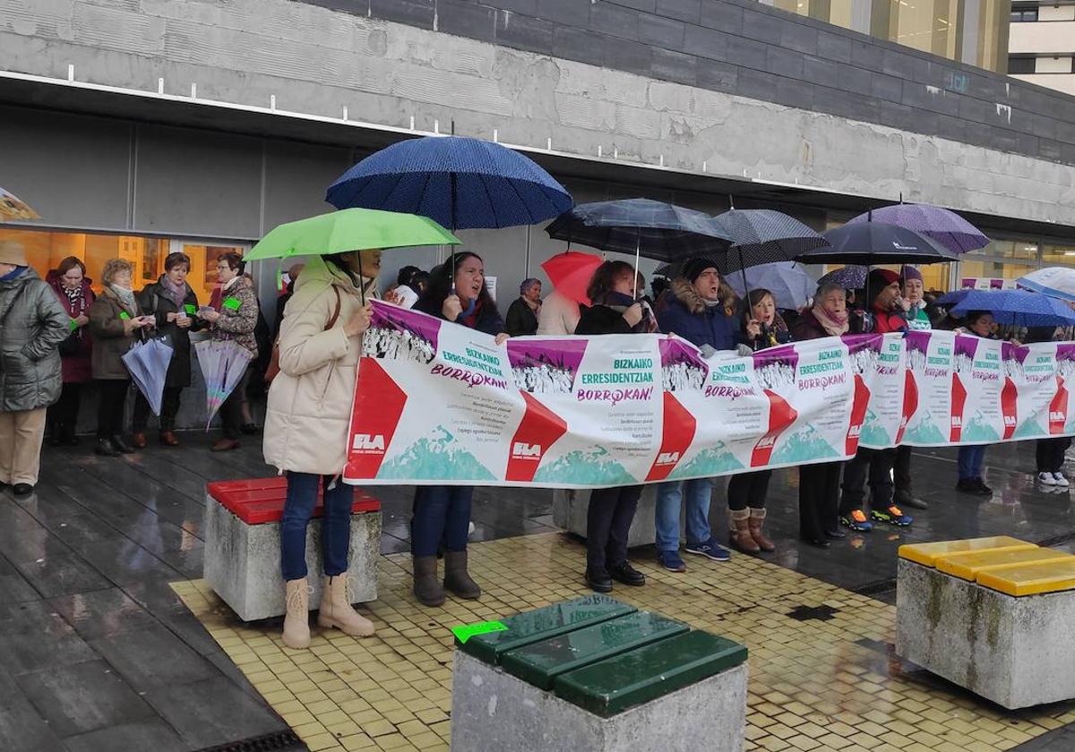 Un centenar de personas protestan por las mejoras salariales en las residencias frente al centro social de San Roke, en Portugalete