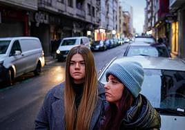 Las estudiantes de enfermería Uxue Suing y Andrea Gómez, ayer en el entorno de la discoteca donde se produjo el altercado.