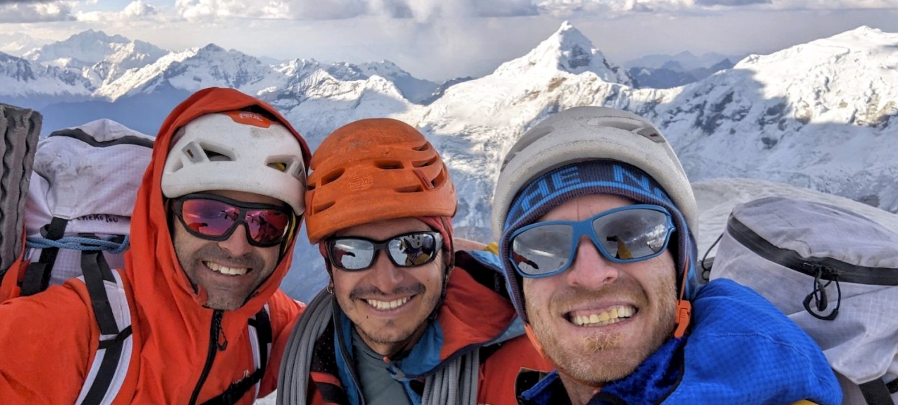 De izquierda a derecha: Eneko Pou, Micher Quito e Iker Pou en la cima del Ranrapalca.