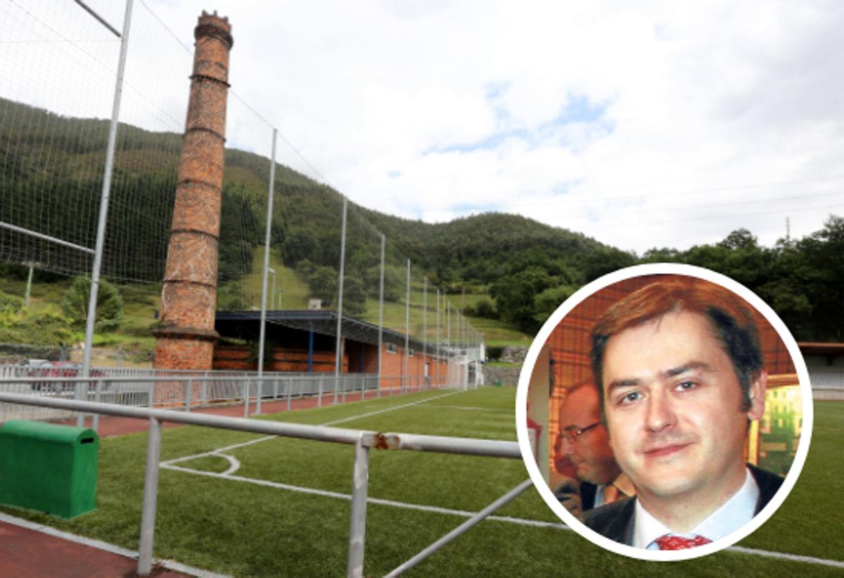 Las obras del campo de fútbol de Alonsotegi centran la mayoría de las sospechas de este caso. A la derecha el exalcalde implicado