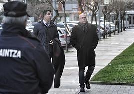 Alfredo de Miguel, junto a su abogado