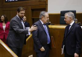 El consejero de Economía y Hacienda del Gobierno vasco, Pedro Azpiazu, conversa con el lehendakari Iñigo Urkullu en el Parlamento vasco