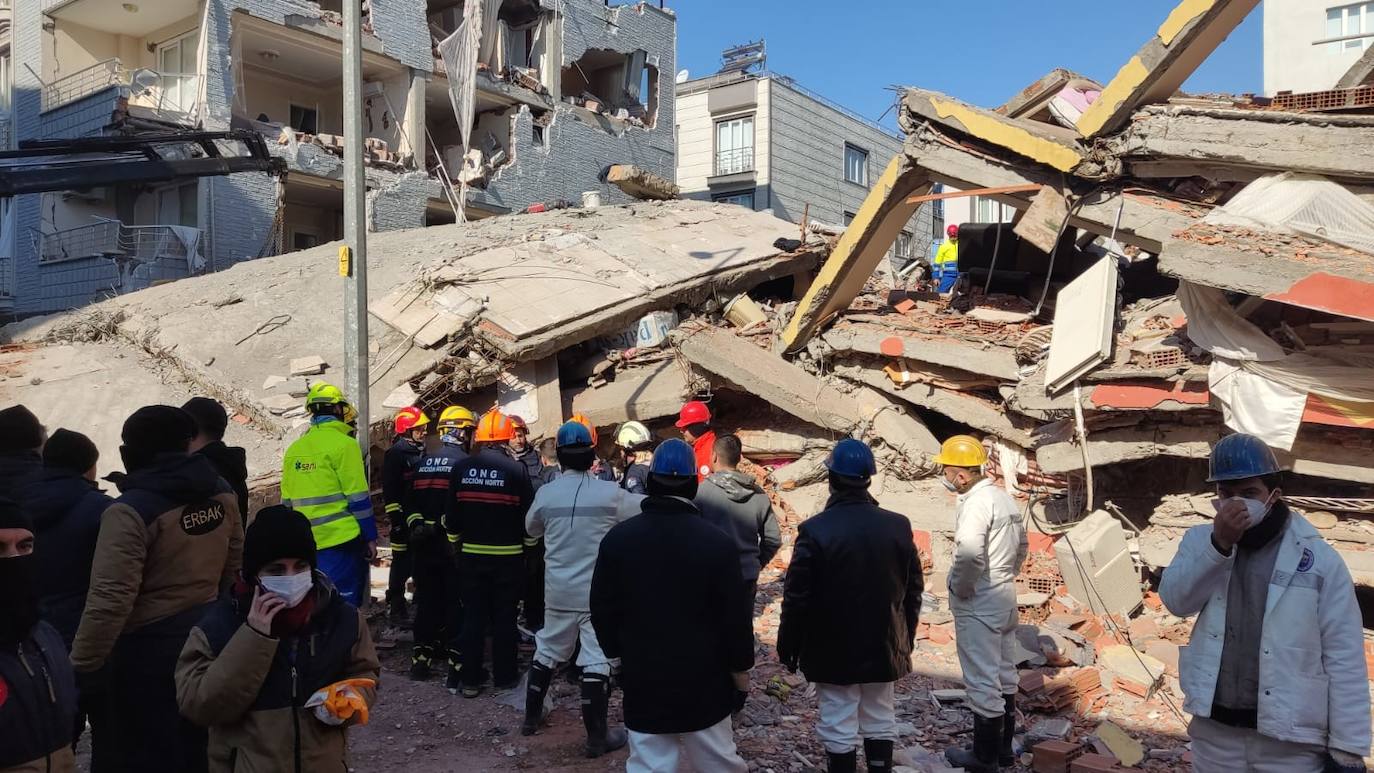 El equipo de rescate se organiza para adentrarse en un edificio derruido.