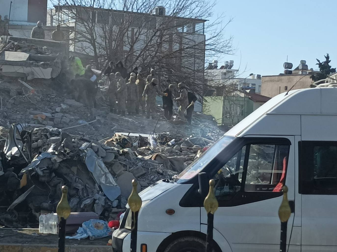 Trabajadores de rescate se adentran en un edificio reducido a escombros.