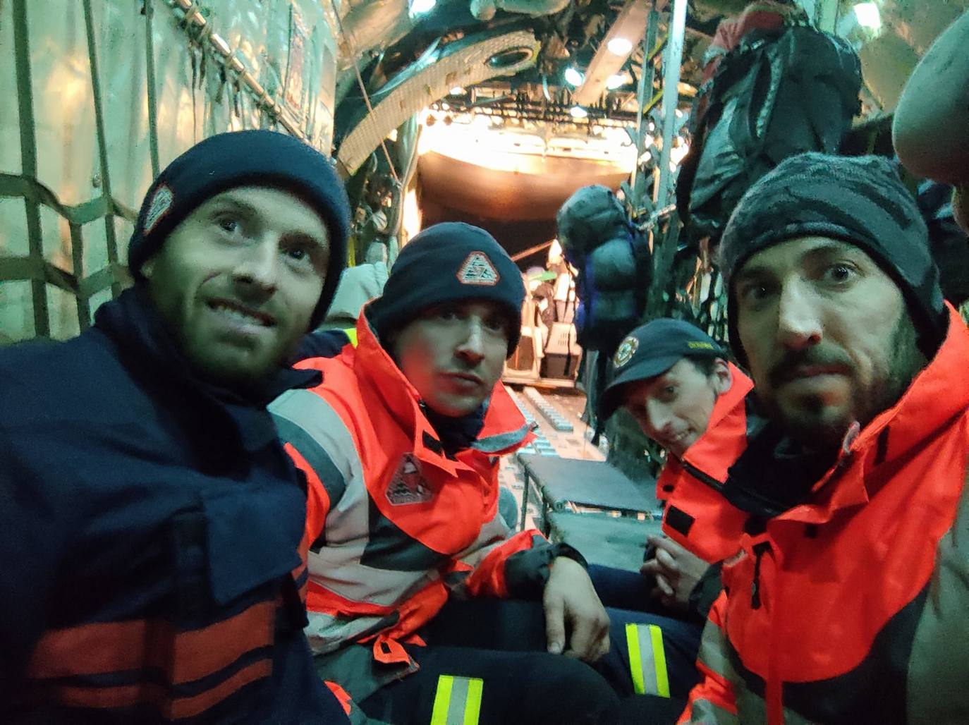 Julen Olivera, Héctor Pérez Vicario, Roberto Ogeta e Iñigo Vergara, en el avión que les ha trasladado hasta Turquía.