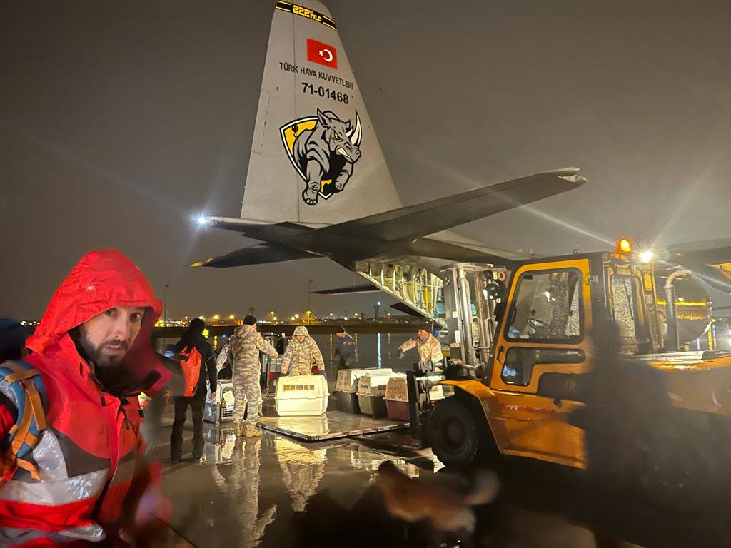 Un avión militar carga el material que los bomberos emplearán durante las labores de rescate.
