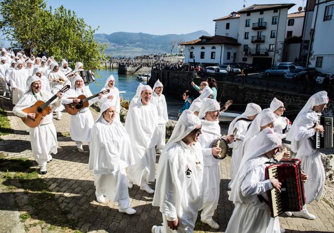 Los blusones blancos inundan la localidad costera.