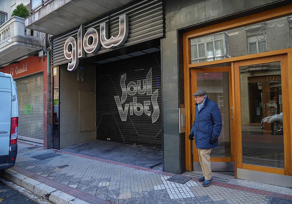 Un vecino sale de su portal junto a la discoteca Glow de la calle Florida