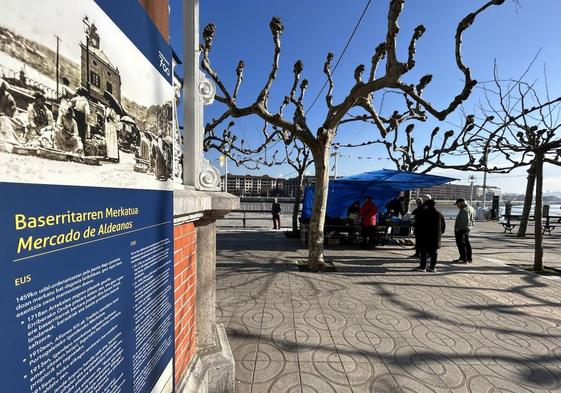 La señal apoyada en el kiosko de la música con el puesto de Ana María Eguren al fondo, una aldeana histórica que lleva sus productos desde hace cuatro décadas